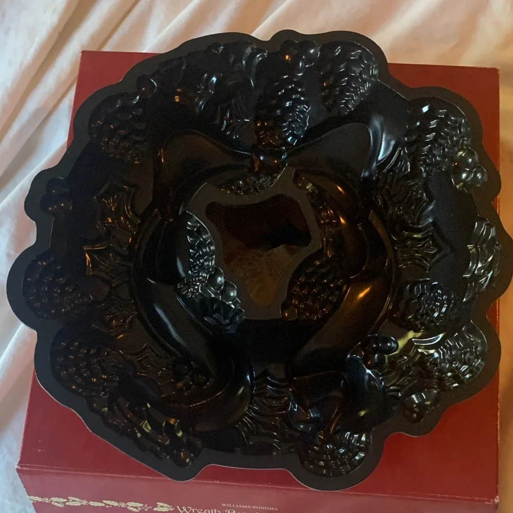 Williams Sonoma Red Wreath Bundt Cake Pan